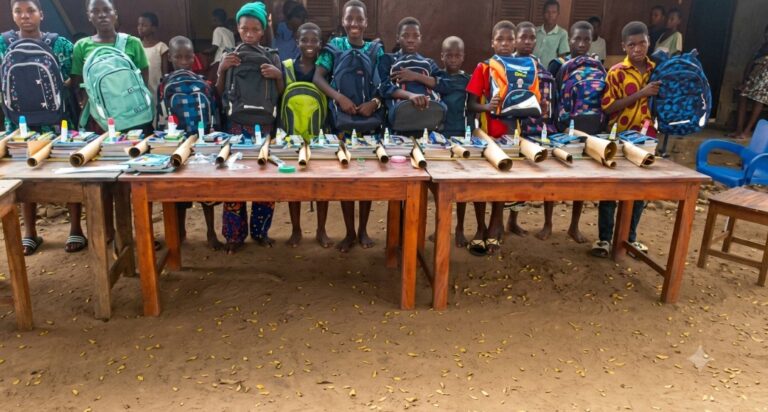 Pensionnaire du Centre CESOREA recevant leurs kits scolaires pour la rentrée 2026-2027.