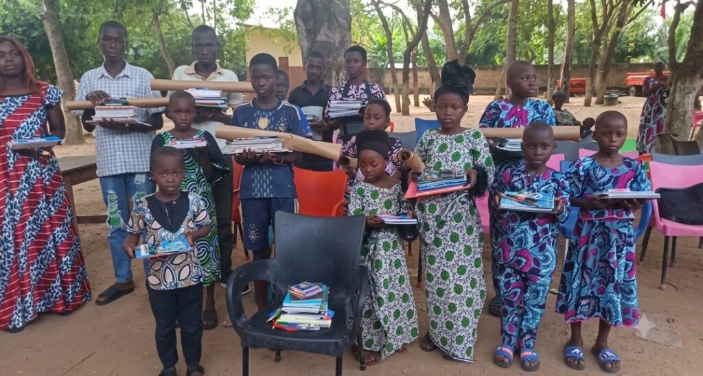 Remise de fournitures scolaires à quelques enfants vulnérables de la commune par CESOREA-ONG